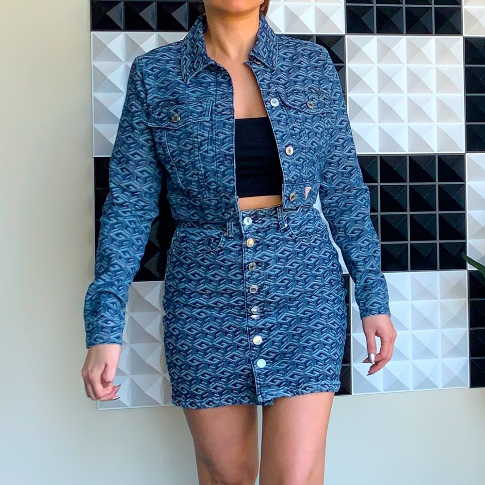 NWOT GUESS Cropped Cube Denim Jacket